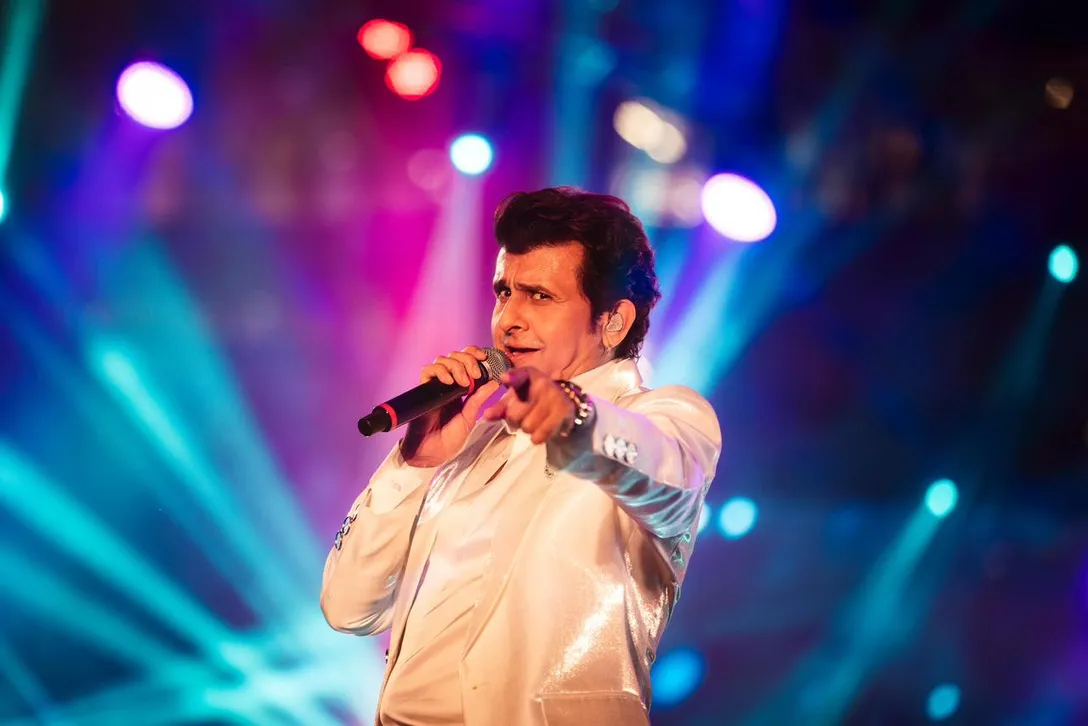 Sonu Nigam Paints Hyderabad Sky in Seven Colours