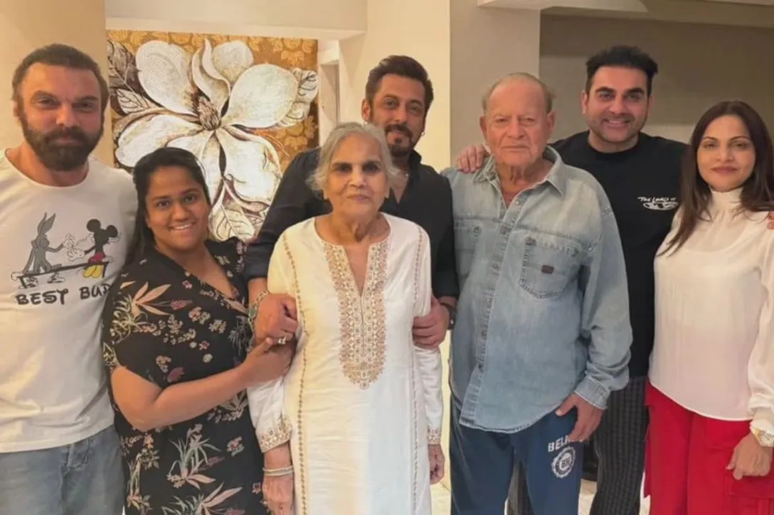 Salman Khan Adorably Holds Mother Salma Khan In Family Pic With Arbaaz, Sohail And Salim Khan