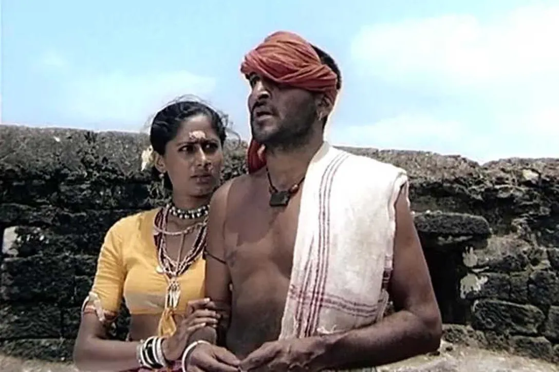 Film History Pics on X: "All songs by the Mangeshkars - composed by  Hridaynath & sung by Lata, Asha & Usha. ND Manohar wrote all songs  including the most popular “me raat