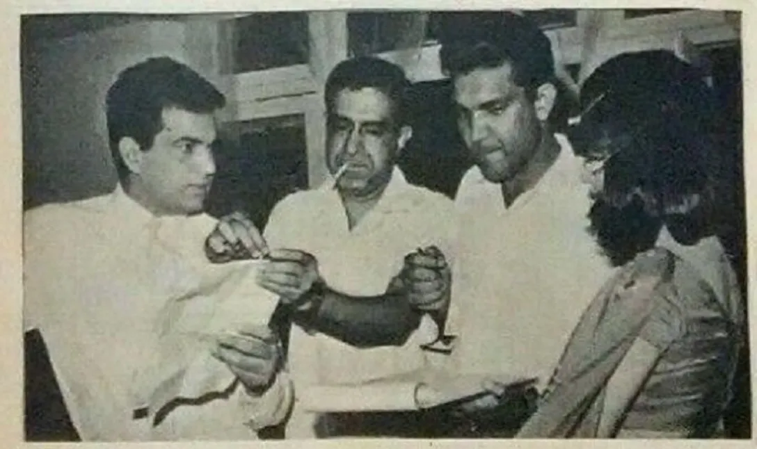 Dharmendra and Babita with director Arjun Hingorani and assistant Ranbir  Raj during the shooting of Kab Kyon Aur Kahan (1970) #Dharmendra #Heman  #Babita #ArjunHingorani #RanbirRaj #BollywoodFlashback @aapkadharam  @iamsunnydeol @thedeol