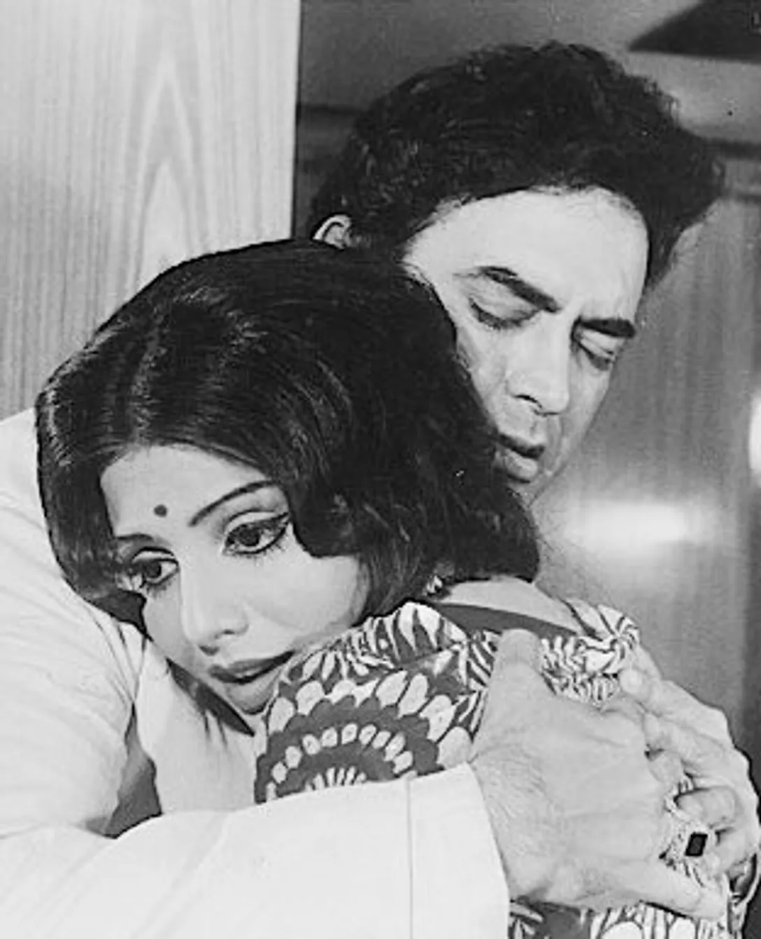 Film History Pics on X: "(1975) Uljhan Crime thriller featuring Sanjeev  Kumar as the police officer investigating the murder mystery and Sulakshana  Pandit making her debut. https://t.co/5Mh7FlM70D" / X