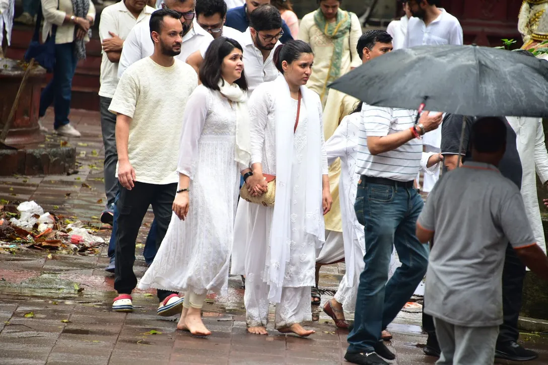 Mannara Chopra Carries Father's Bier At Funeral, Leaves Everyone Teary-Eyed