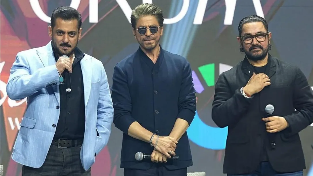 Oops! Shah Rukh Khan Interrupts Aamir Khan's Song, Fans Say He Wanted To  Sing For Longer