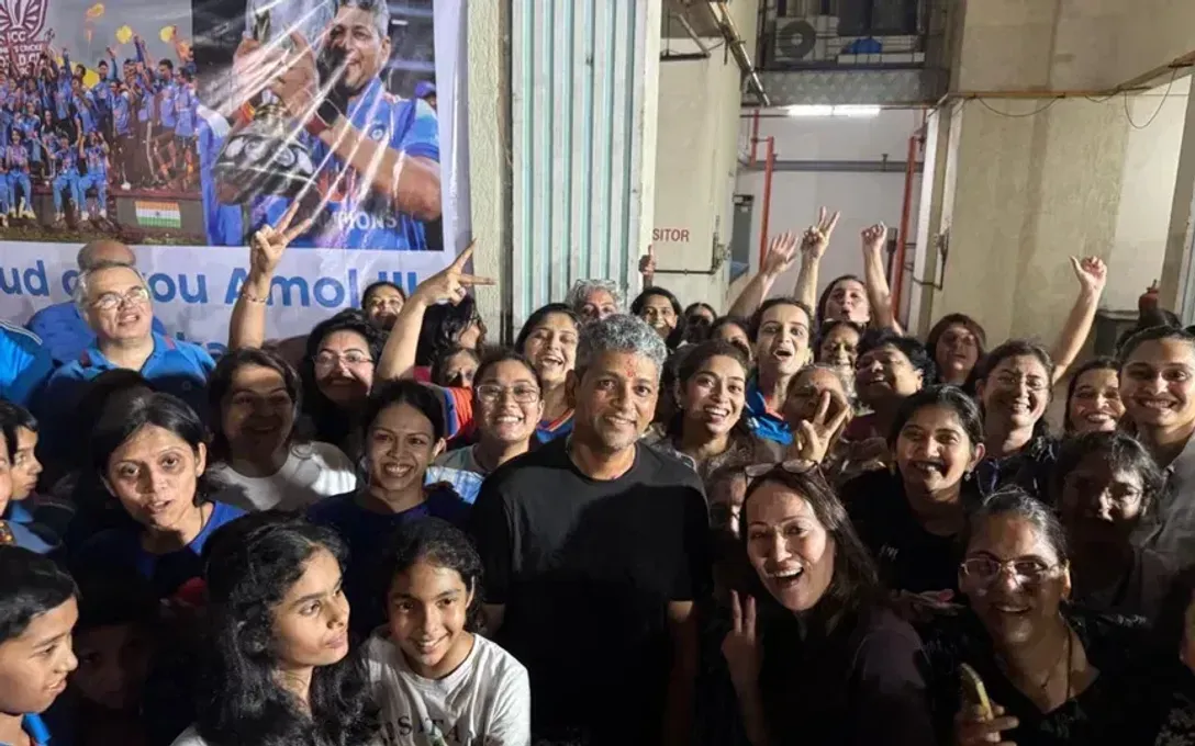 Mumbai erupts in joy as Amol Muzumdar returns home after World Cup glory |  OneCricket