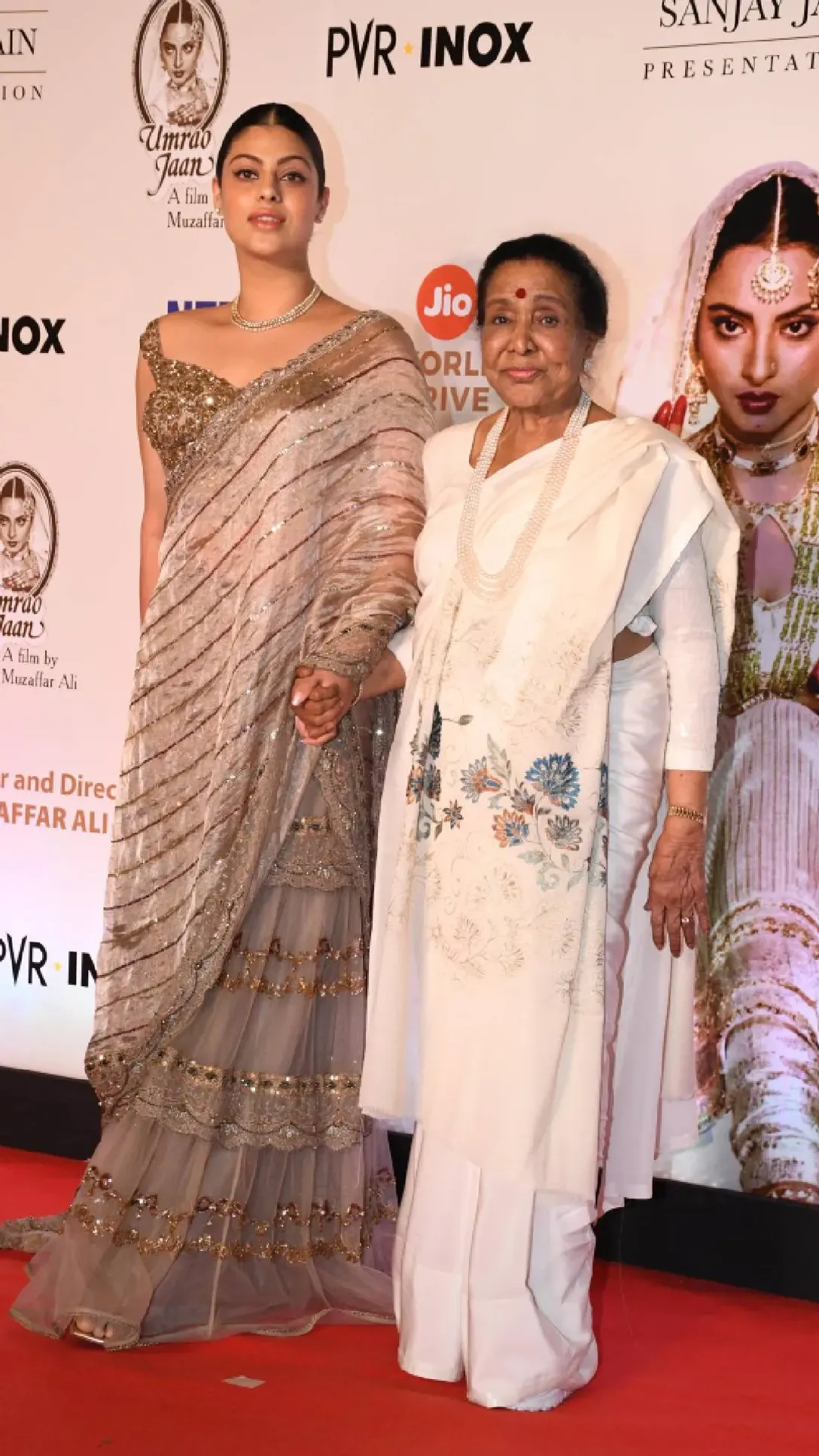 रेखा की फिल्म 'उमराव जान' की स्क्रीनिंग पर लगा सितारों का जमावड़ा - India  TV Hindi