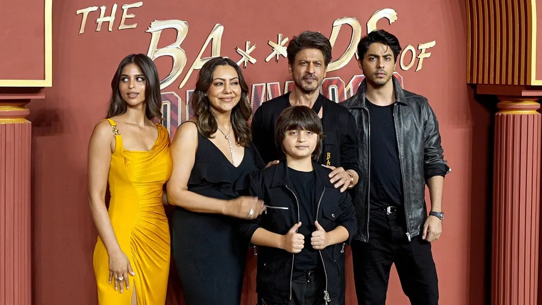 Shah Rukh Khan's GRAND Entry With Family at The Ba***ds of Bollywood  Screening