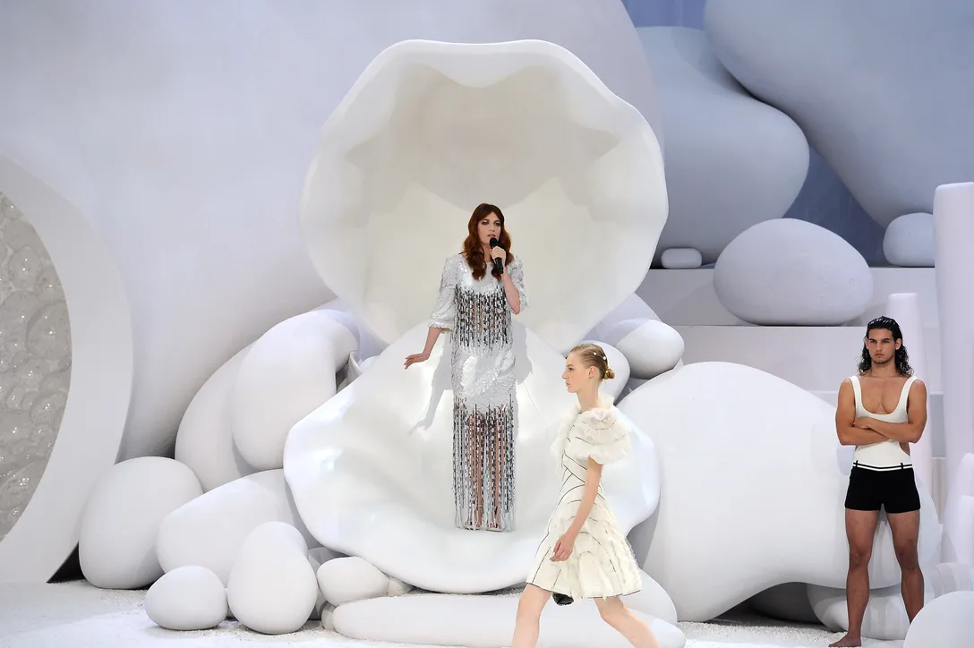 Florence Welch singing live at the Chanel Spring_Summer 2012 show
