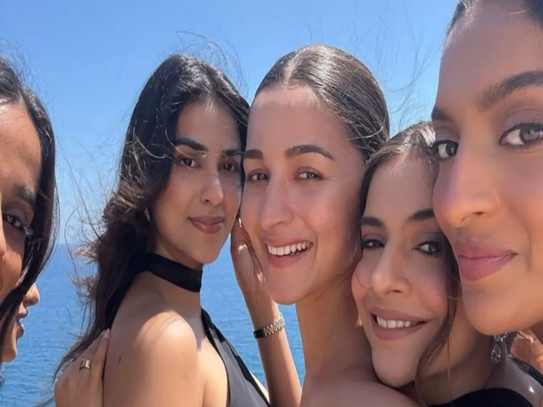 Alia Bhatt glows with happiness in stunning NEW PICS from Spain alongside  her besties | Hindi Movie News - Times of India