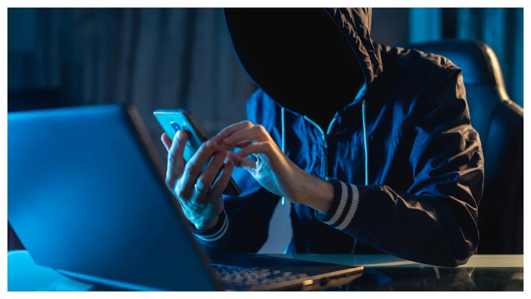 Police couple flees with cybercriminals' money