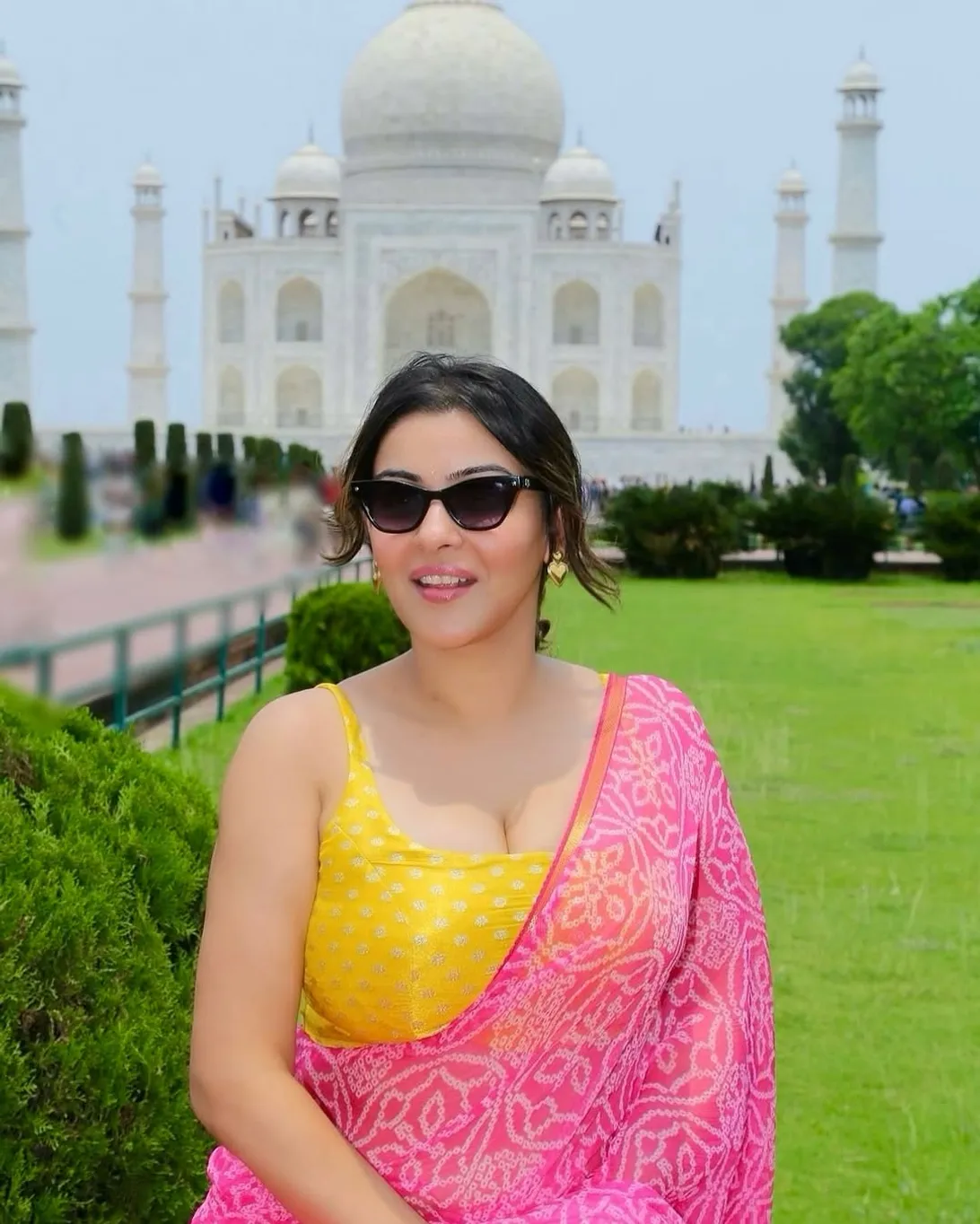 Bigg Boss 18 Fame Yamini Malhotra Visits Taj Mahal (2)
