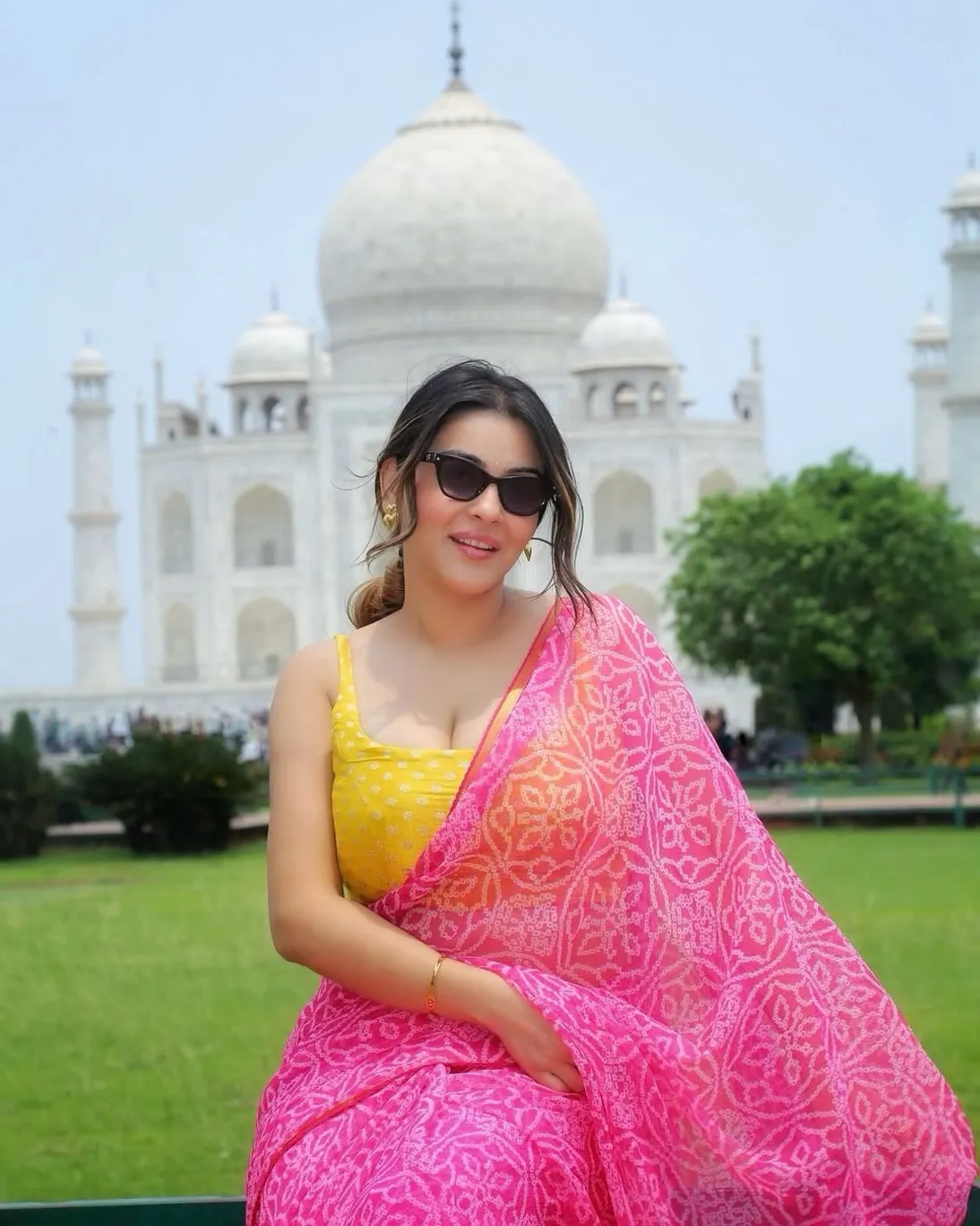 Bigg Boss 18 Fame Yamini Malhotra Visits Taj Mahal (1)