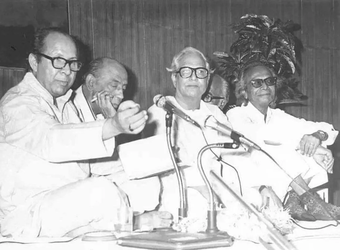 Bollywoodirect على X: "Majrooh Sultanpuri in the company of friends -  Pakistani Urdu poet Qateel Shifai, Rajinder Krishan and Naushad. @iamrana  @Asultanpuri @Mrityunjoykjha @CeliJohn @cinemawaleghosh @FarhanaFarook  @mithelesh @rafiology https://t.co ...