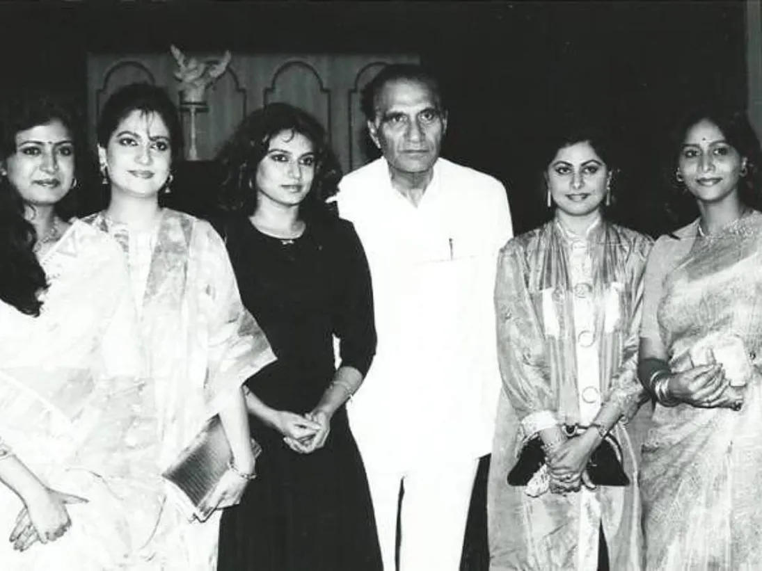 Mahabharat producer BR Chopra's BTS picture with the leading ladies of the  show; a look at more such unseen moments