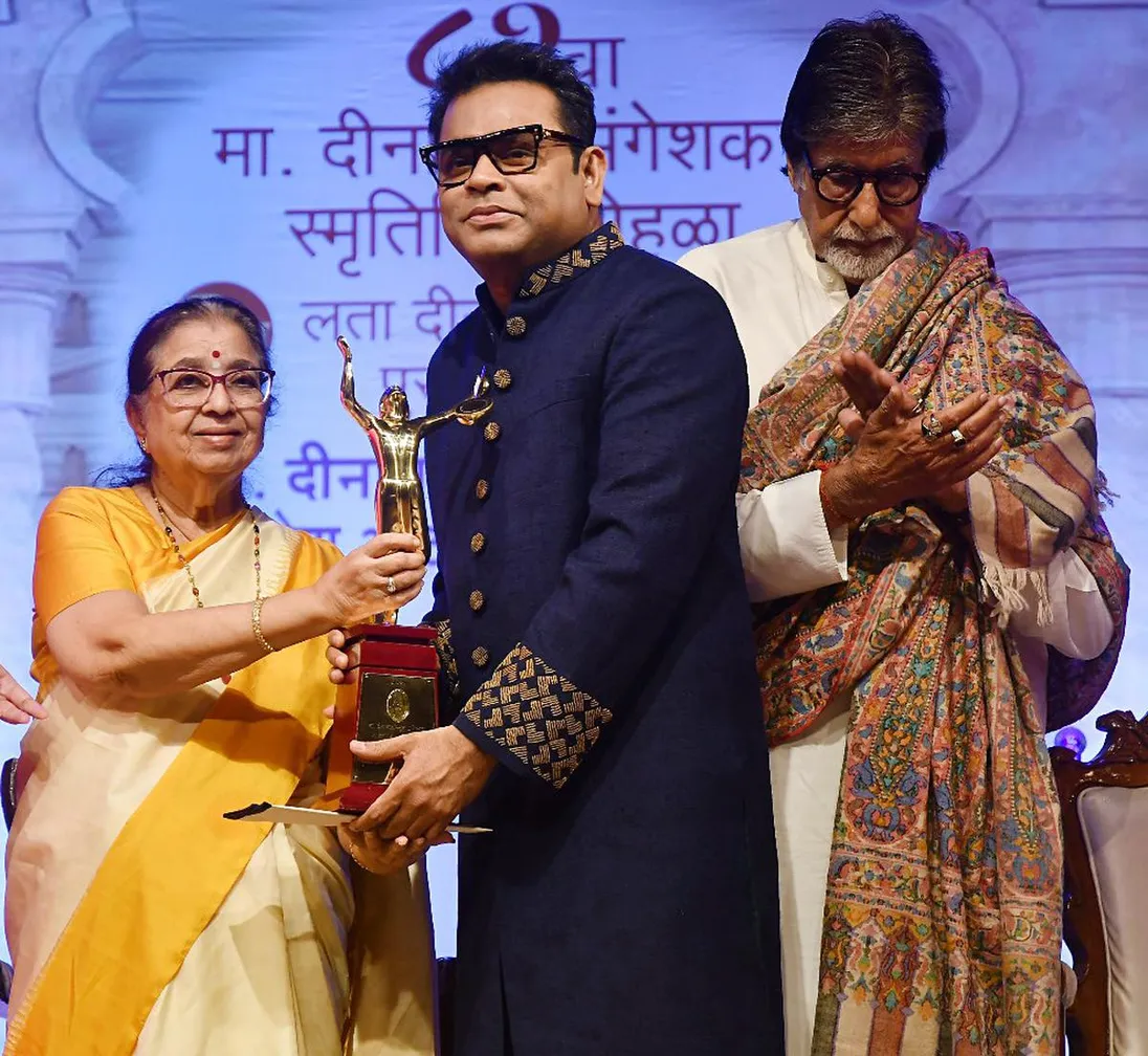 Amitabh Bachchan receives Lata Deenanath Mangeshkar Puraskar, says feels  fortunate to be honoured - The Hindu