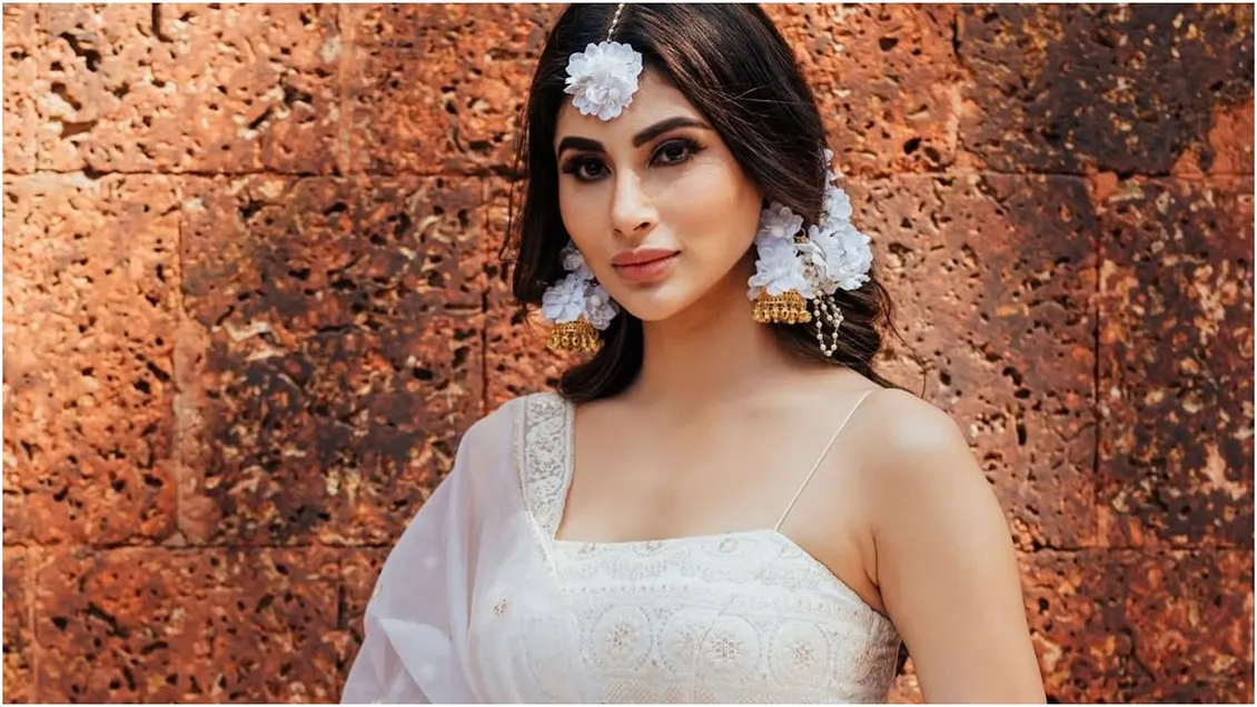  Mouni Roy 
