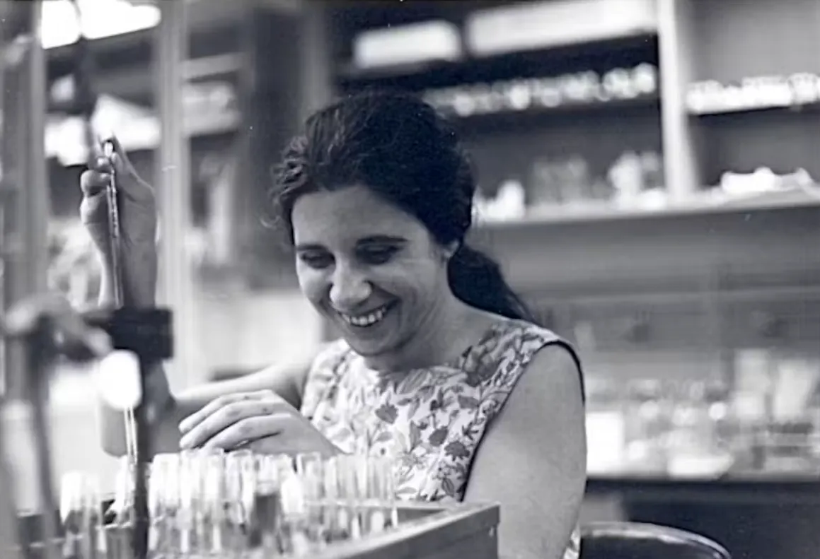 Rita Arditti in the lab circa late 1960s. Courtesy Federicho Muchnik.