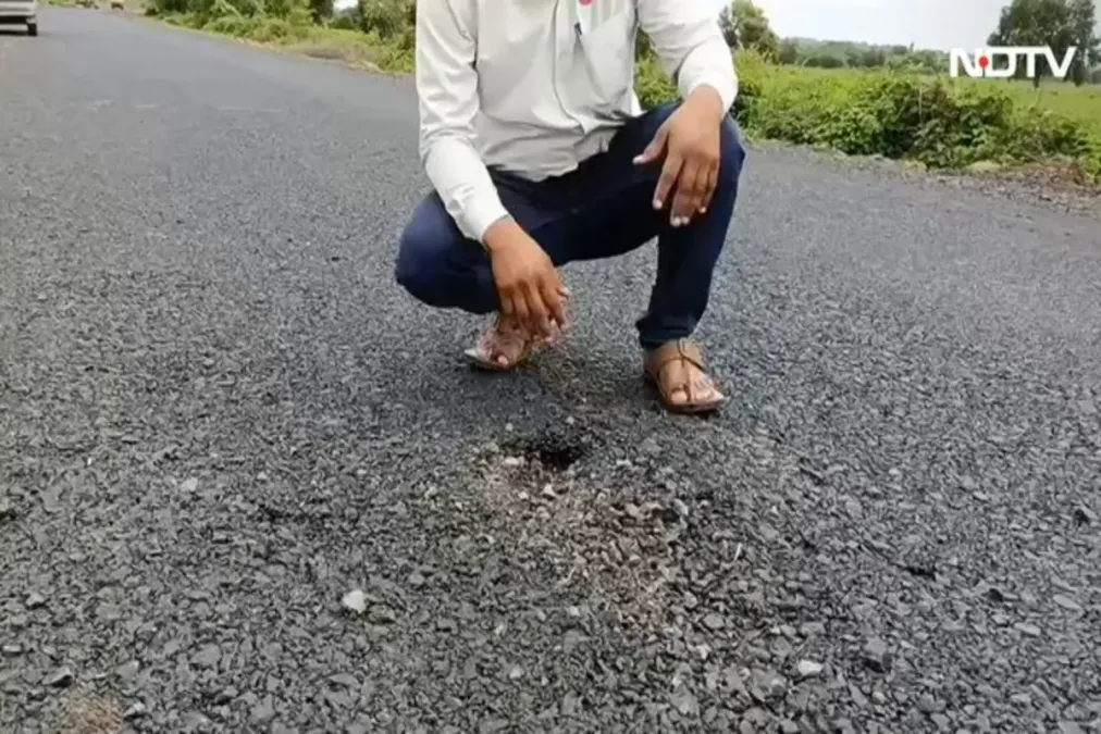Maharashtra Viral Video: Road Crumbles in Man’s Hands, Viral Video Sparks Outrage Over Construction Quality