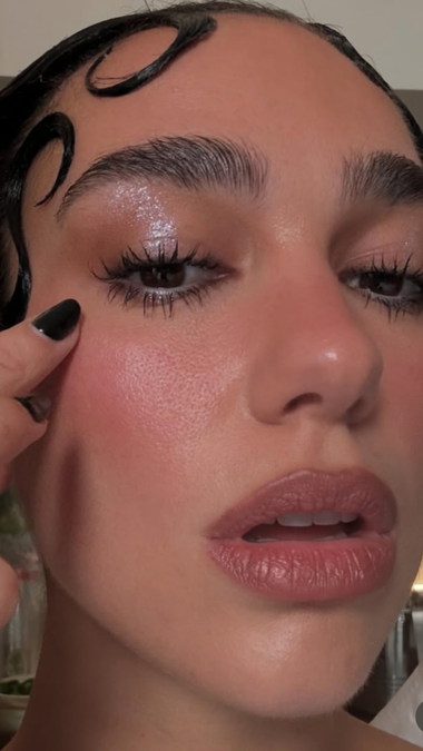 The Halo Lip Makeup Trend Everyone’s Obsessed With