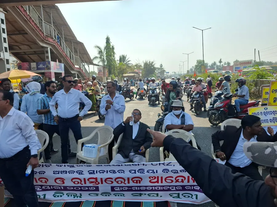 Lawyers block NH at Malatipatapur in Puri, vehicular movement affected