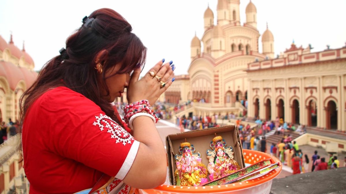 Yalangoch boshlovchi Sasha Pavlova Yalangoch boshlovchi Sasha Pavlova