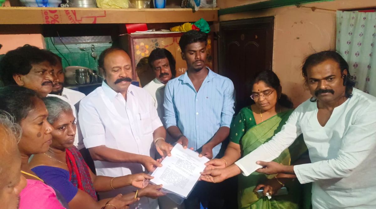 அஜித்குமார் தம்பிக்கு அரசு வேலை... குடும்பத்துக்கு இலவச வீட்டுமனை பட்டா: நேரில் வழங்கிய அமைச்சர் பெரியகருப்பன்