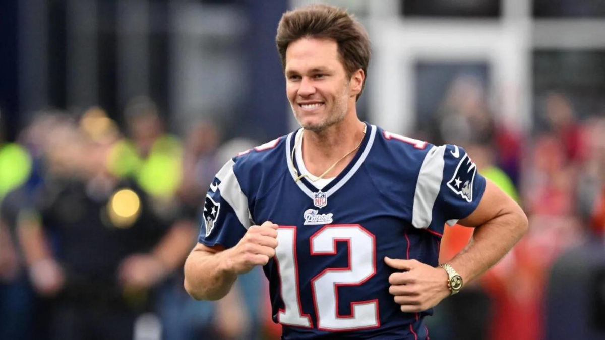 46YearOld Tom Brady Outpaces His 22YearOld Self in 40Yard Dash(02)