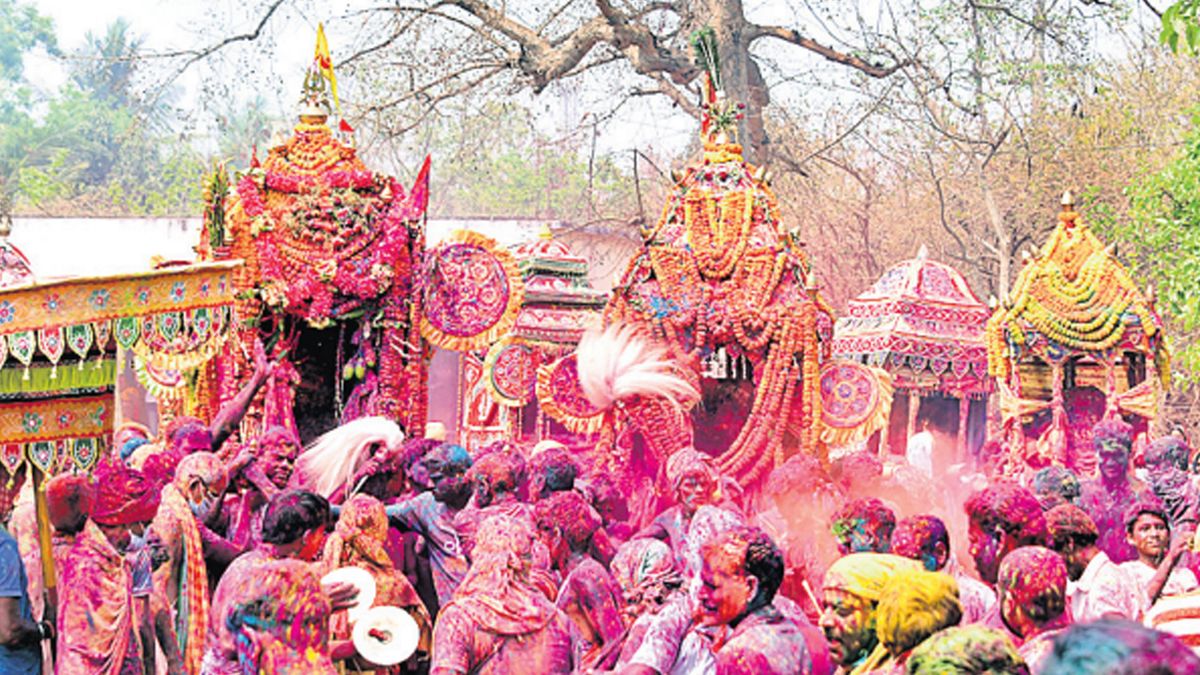 Explore Odisha's Colourful Dola Purnima Festival!