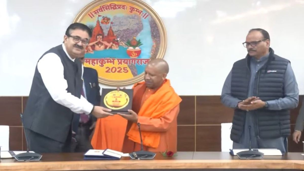 Mahakumbh 2025: सीएम योगी ने 'कुम्भवाणी' का किया शुभारंभ, अब fm पर सुन सकेंगे महाकुंभ का लाइव प्रसारण