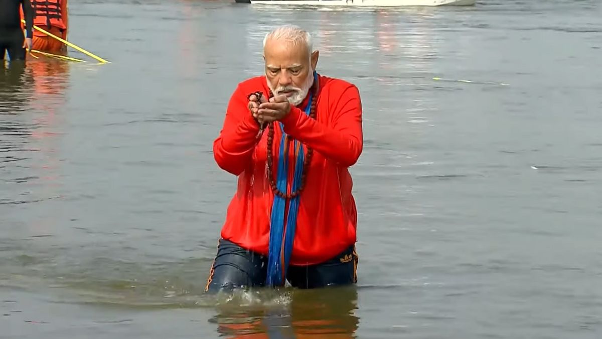 Pm modi in maha kumbh: पीएम मोदी ने संगम में लगाई डुबकी, सूर्य को दिया अर्घ्य, हाथ और गले में दिखी रुद्राक्ष की माला
