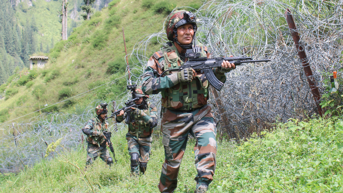 Encounter: किश्तवाड़ में सुरक्षाबलों और आतंकियों के बीच मुठभेड़, दोनों तरफ से हो रही है फायरिंग