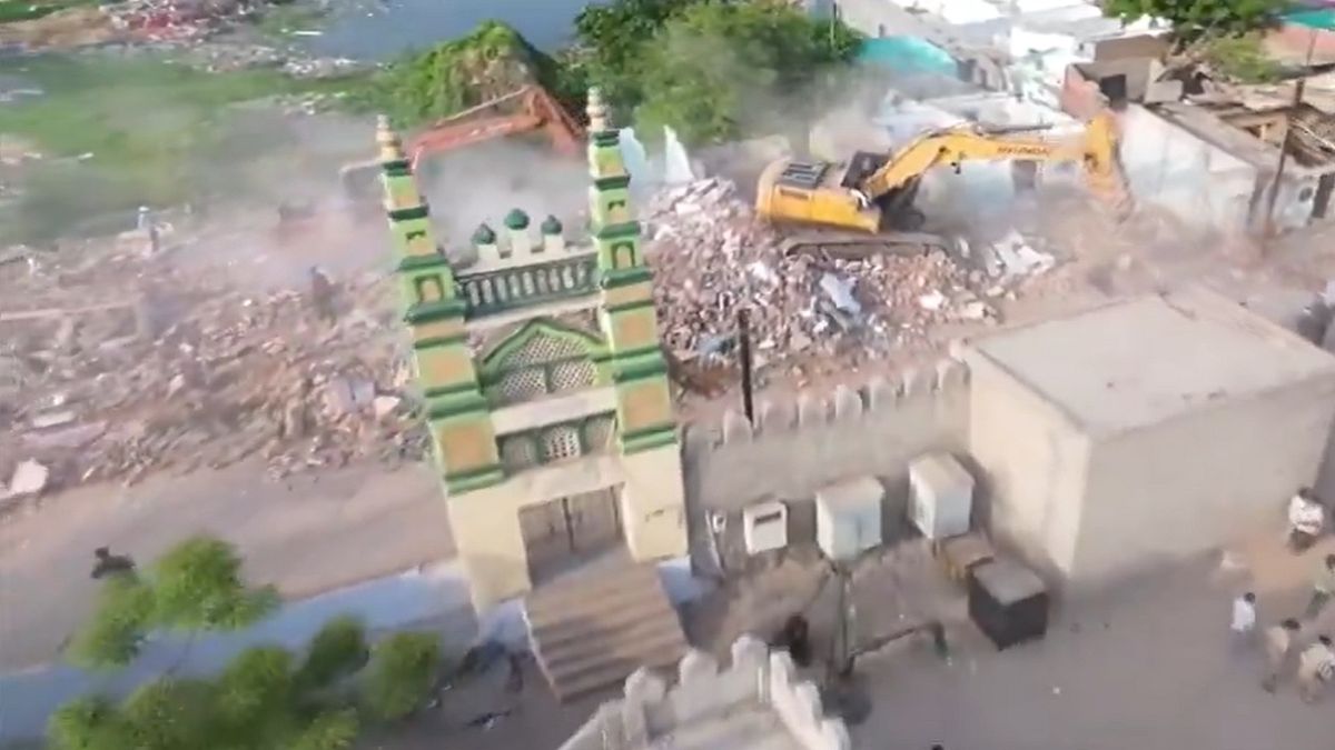 Gujarat: अहमदाबाद के 'मिनी बांग्लादेश' में फिर चला बुलडोजर, 10 हजार से अधिक निर्माण किए जा रहे ध्वस्त