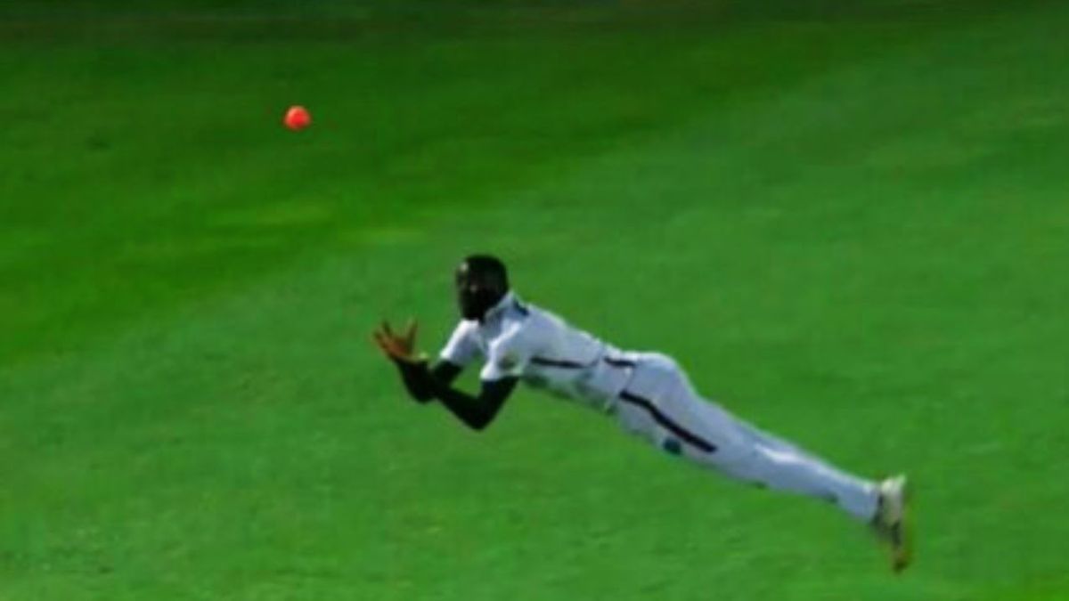 Sport : WI vs AUS: क्या कोई पकड़ सकता है ऐसा कैच, इस खिलाड़ी ने लपक ट्रेविस हेड को किया आउट, . हुआ वायरल #INA