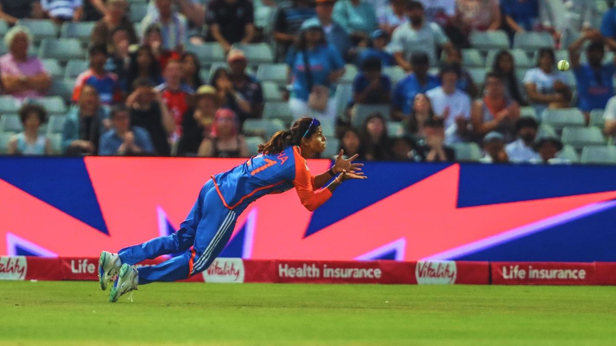 Sport : गेंद कोसों दूर थी, मगर राधा यादव ने जो किया, वो देखकर यकीन करना होगा मुश्किल, वायरल हुआ वीडियो #INA