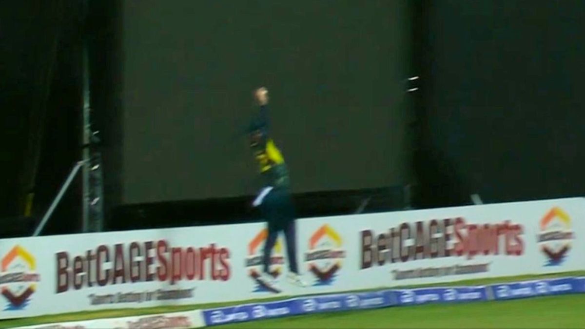 Sport : गेंद बाउंड्री के बाहर जा ही चुकी थी, मगर मैक्सवेल ने हवा में उड़कर जो किया, वो देखकर यकीन करना होगा मुश्किल #INA