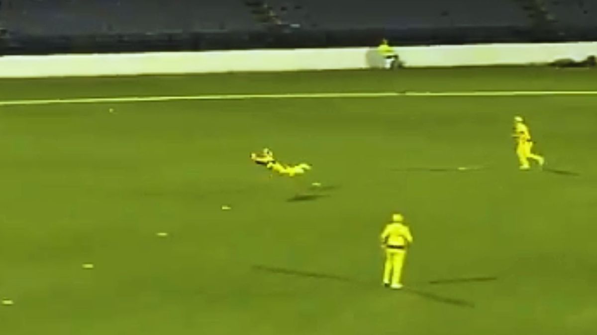 Sport : खिलाड़ी या कोई पक्षी? हवा में दोनों पैर, फिर भी लपका लाजवाब कैच, वीडियो तेजी से हुआ वायरल #INA