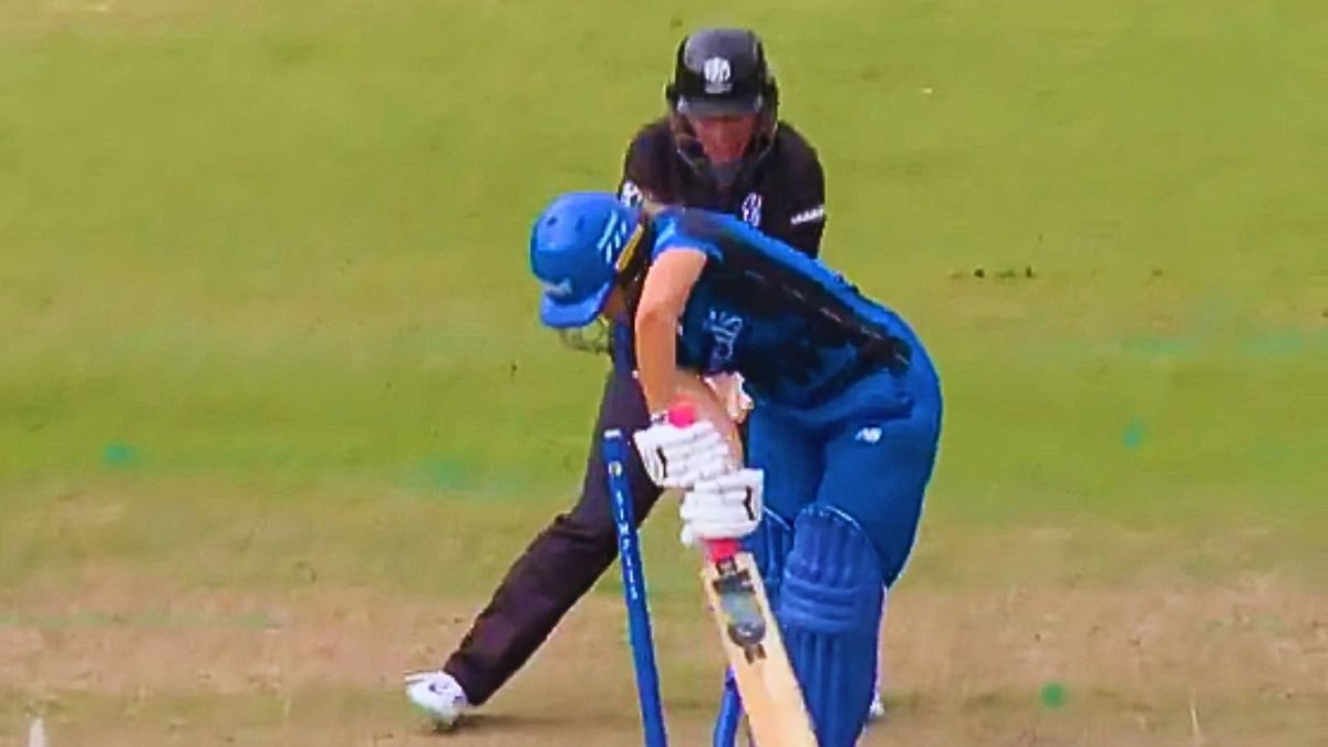 Sport : बेहतरीन गुगली की शिकार हुई बल्लेबाज, पिच पर गिरते ही खतरनाक तरीके से घूमी, यहां देखें वीडियो #INA
