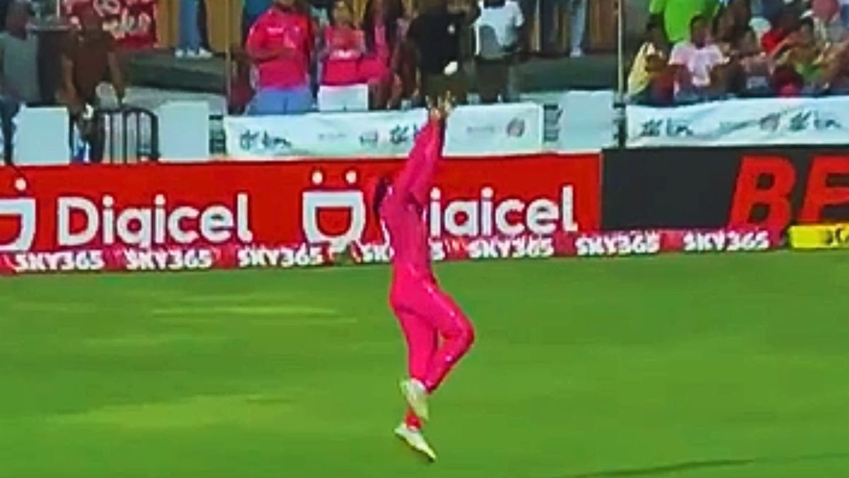 Sport : कोफी जेम्स है खिलाड़ी का नाम, जिन्होंने हवा में डाइव लगाकर पकड़ा एक उड़ता हुआ कैच, वायरल हुआ वीडियो #INA