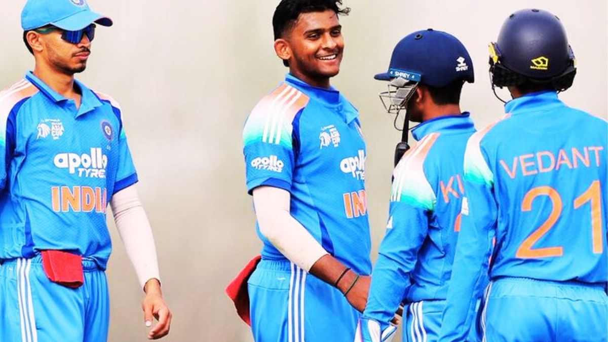 Sport : पाकिस्तान से U-19 एशिया कप हारने के बाद भारतीय प्लेयर्स ने किससे लिए मेडल? ACC चीफ मोहसिन नकवी को रखा गया दूर #INA