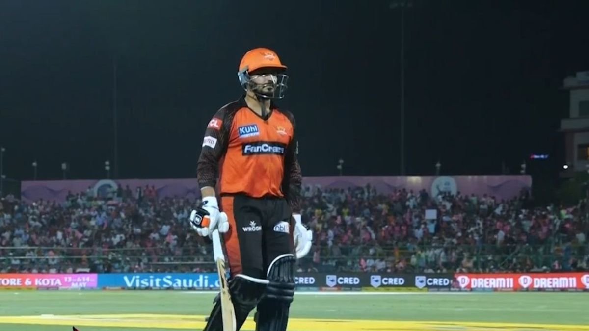 Sport : SRH ने जिस खिलाड़ी को किया बाहर, उसने तूफानी शतक ठोक दिखाया दम, जानिए जड़े कितने चौके-छक्के #INA