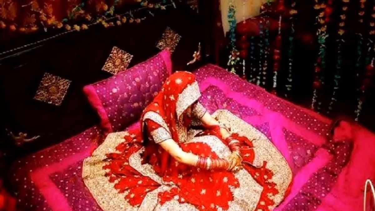 सुहागरात पर दूल्हे ने दुल्हन से मांगा आधार कार्ड, फिर पकड़ लिया सिर