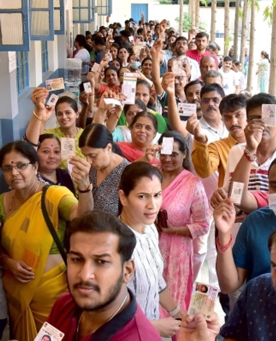 कर्नाटक में वोटिंग समाप्त : शाम पांच बजे तक 65. 69 फीसदी मतदान