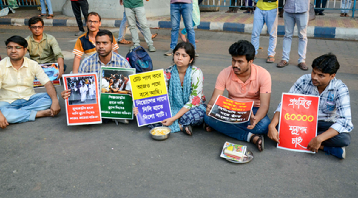 बंगाल स्कूल नौकरी मामला : बेरोजगार हुए शिक्षकों ने सीएम से मुलाकात के लिए वरिष्ठ पुलिस अधिकारियों को लिखा पत्र