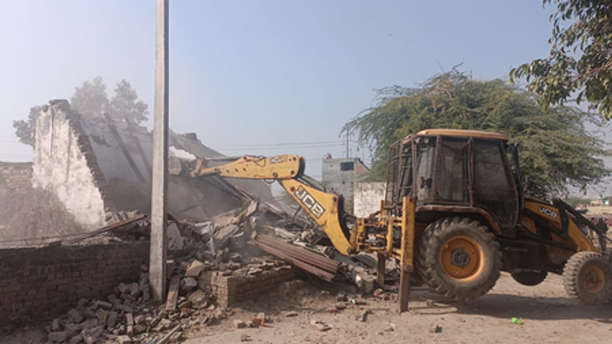 अवैध निर्माण पर प्रशासन सख्त, संभल में जारी है बुलडोजर एक्शन