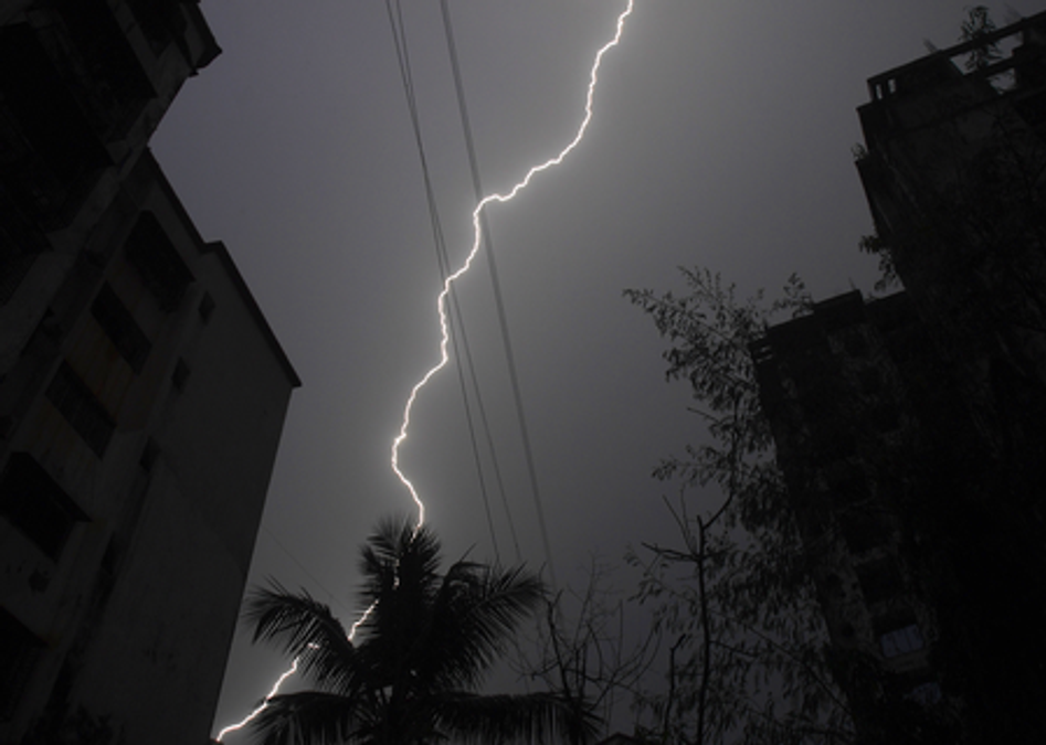मध्यप्रदेश: रीवा में आकाशीय बिजली गिरने से एक ही परिवार के तीन लोगों की मौत, दो गंभीर रूप से घायल
