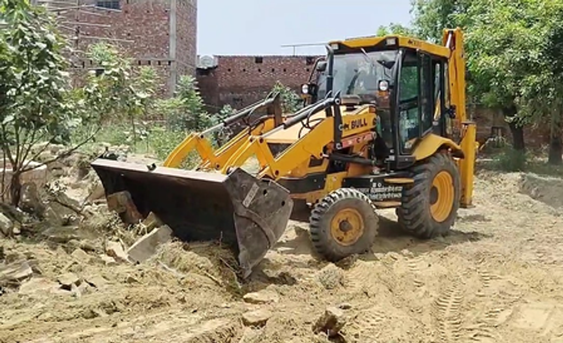 संभल में प्रशासन की बड़ी कार्रवाई, अवैध कब्रिस्तान पर चला बुलडोजर