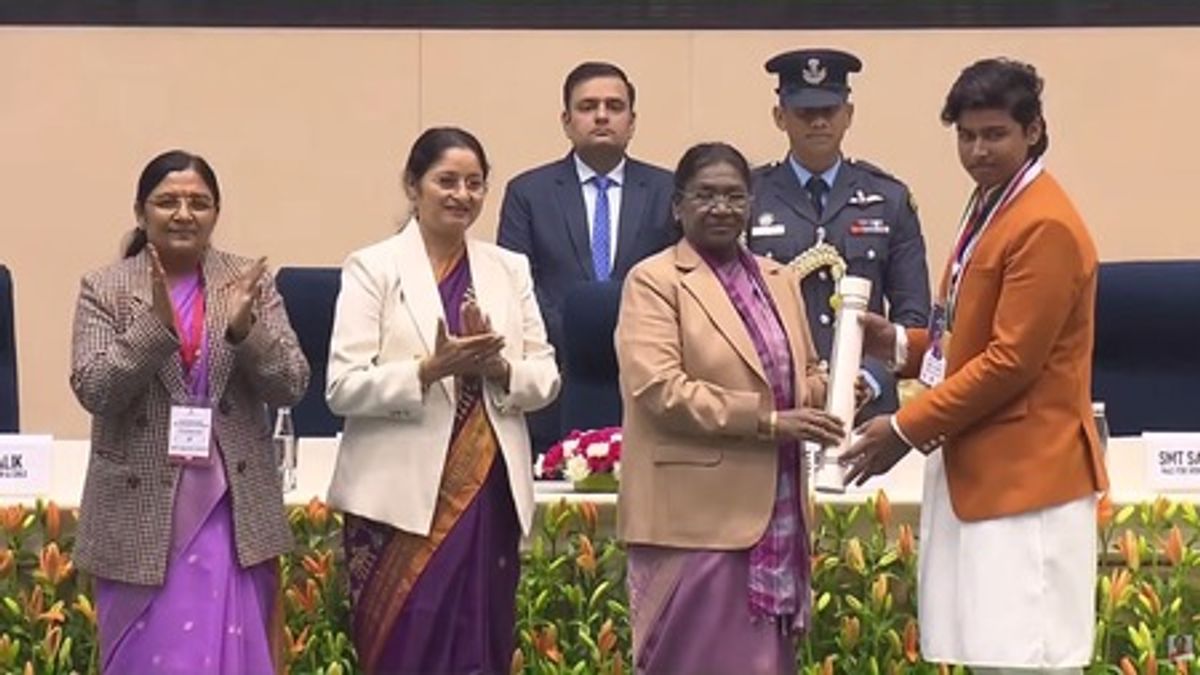 Batting prodigy Vaibhav Suryavanshi receives PM Rashtriya Bal Puraskar from President Murmu