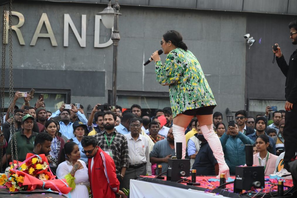 Bollywood singer Nikhita Gandhi, Rapper Big Deal steal the show at ...