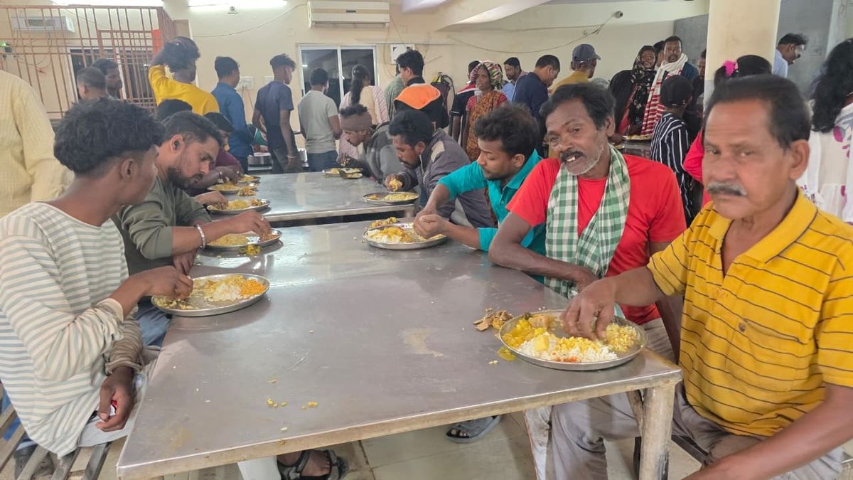 Ahara kendra: ସହରର ଆହାର କେନ୍ଦ୍ର: ବଢ଼ିଛି ଅର୍ଥ, ବଦଳୁନି ଖାଦ୍ୟର ମାନ:ତାଗିଦ୍‌ ପରେ ହଟୁନି ଦୁଇପ୍ରକାର ଥାଳି ବ୍ୟବସ୍ଥା