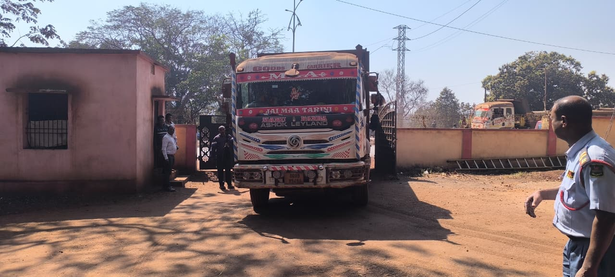 Mining Raid Joda ପିଢ଼ପୋଖରୀ- ମାଲାଙ୍ଗଟୋଲି ସଂରକ୍ଷିତ ଜଙ୍ଗଲରେ ଚଢ଼ଉ: ୩ଟି ଚୋରା ଲୁହାପଥର ବୋଝଇ ଟ୍ରକ୍ ଜବତ, ୪ ଡ୍ରାଇଭର ଅଟକ