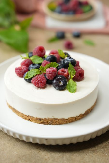 https://img-cdn.publive.online/fit-in/1200x675/sanjeev-kapoor/media/media_files/2025/12/17/vegan-cheesecake-yt-2025-12-17-16-07-16.jpg